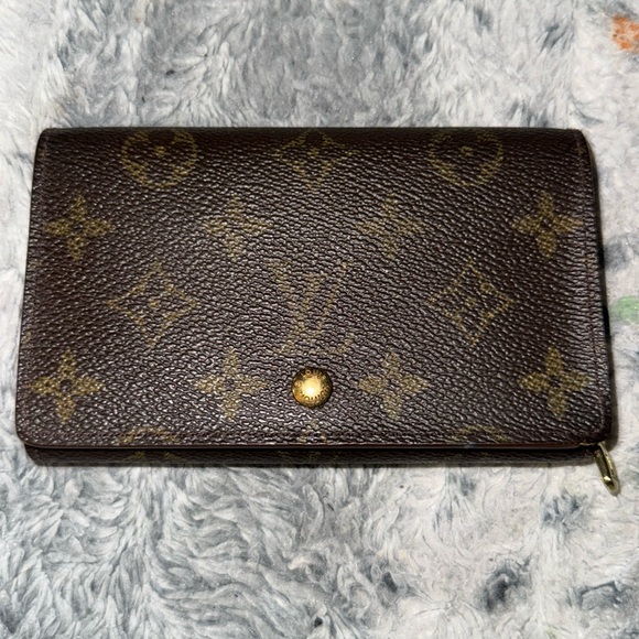 Men’s Or Women’s Louis Vuitton Super clean and Rare Vintage piece! Preloved 9/10 - Picture 3 of 17